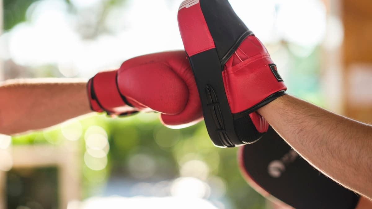 Persona principiante poniéndose vendas de boxeo antes de su primera clase
